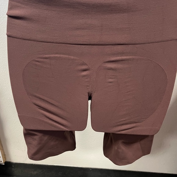 SKIMS - SEAMLESS SCULPT MID THIGH SHORT - Picture 3 of 6